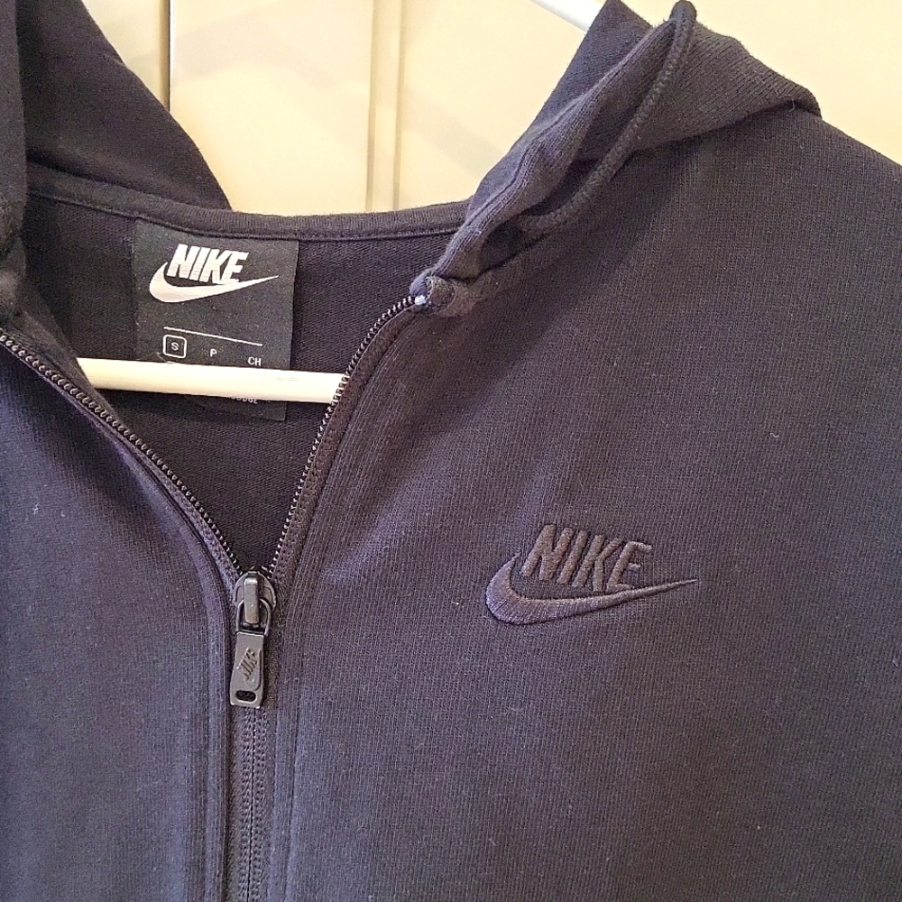 Nike Woman's zip-up crop hooded sweat shirt.